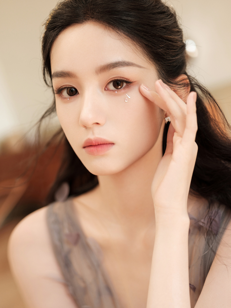 周也穿搭写真,薄纱轻盈,明媚秋色,如同春日的花朵.