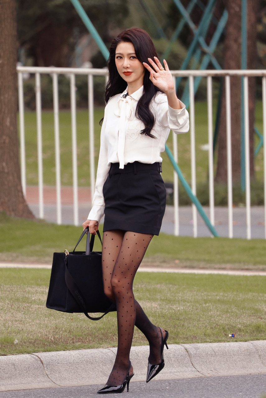 薛凯琪职业穿搭,丝袜美腿,如同夜晚的星辰.