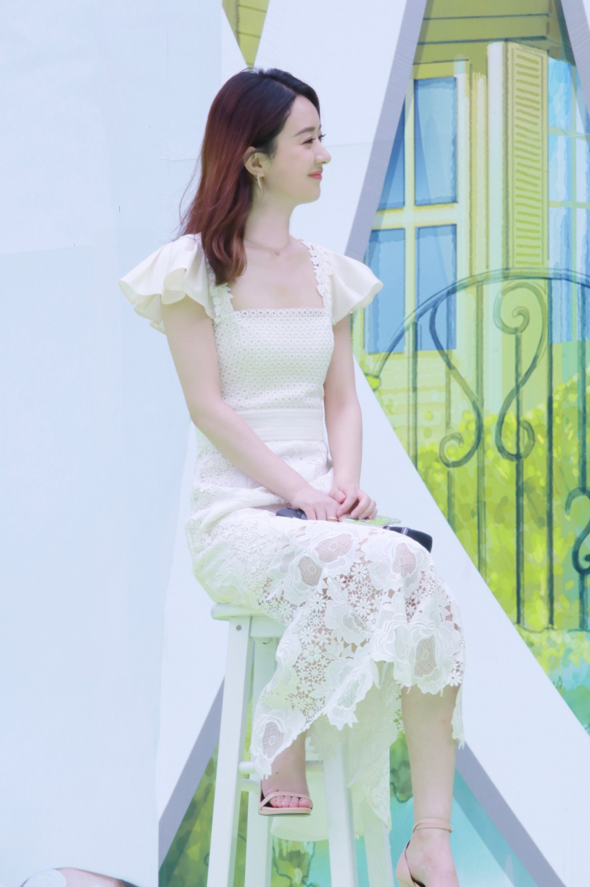 赵丽颖一身白色长裙温柔甜美如初雪般纯净,赵丽颖的白色长裙温柔甜美.