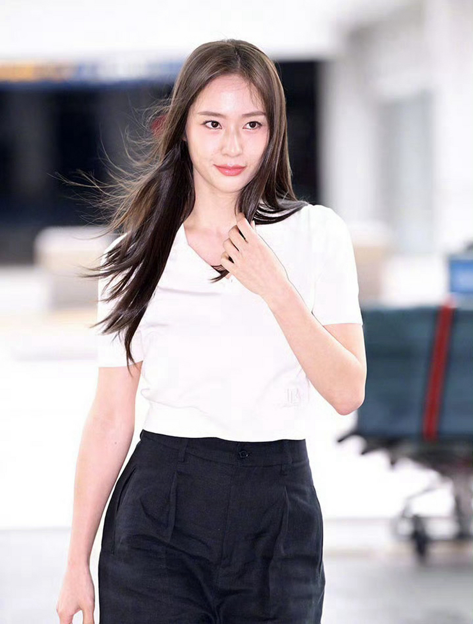 郑秀晶机场生图,她有种丝毫不费力气的美