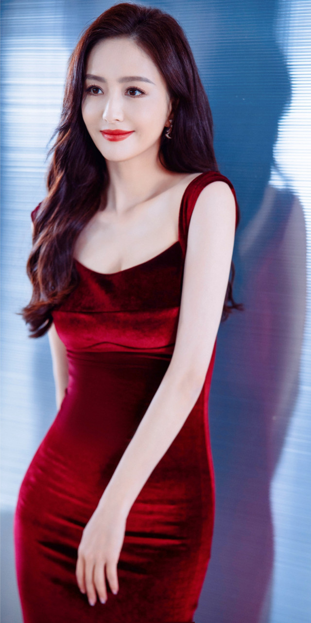 佟丽娅的美照,如同玫红色的长裙,明艳动人.