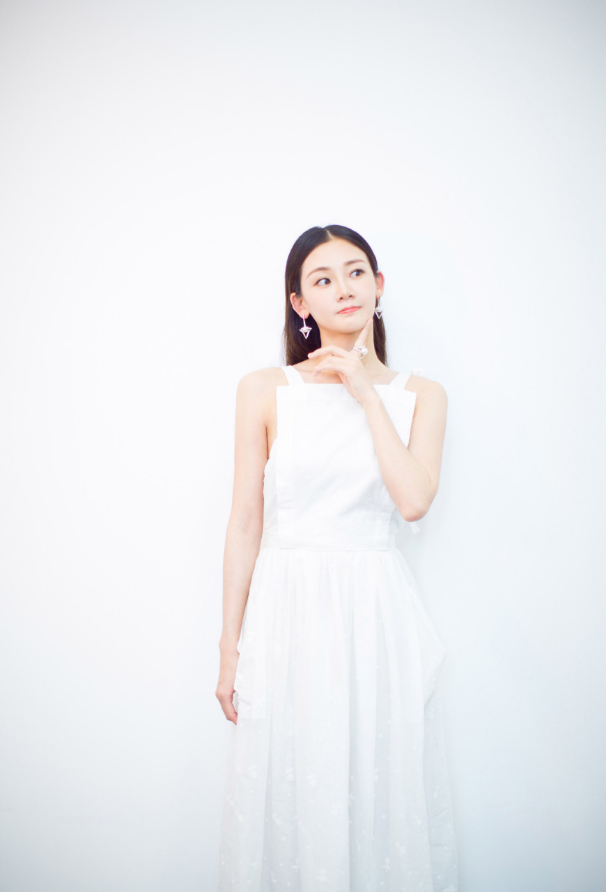 苗苗写真精选,白色长裙柔美迷人,宛如夜空中的月光,温柔而宁静.