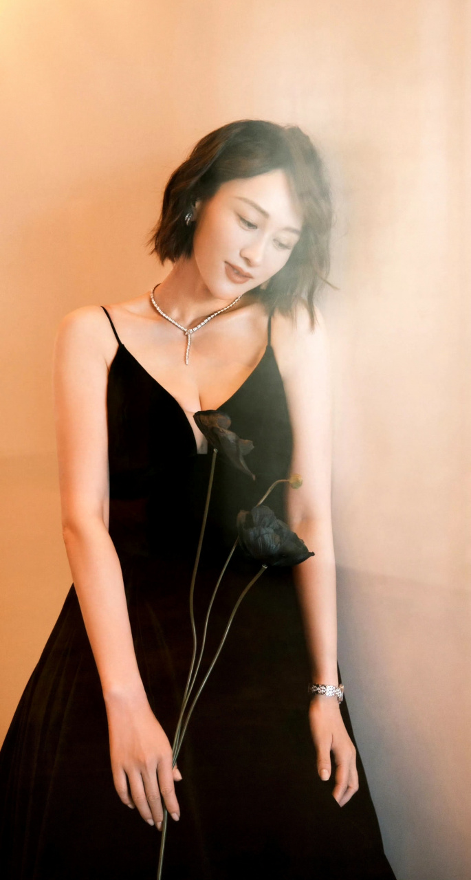 练练黑色精致迷人写真,如同夜晚的精灵.