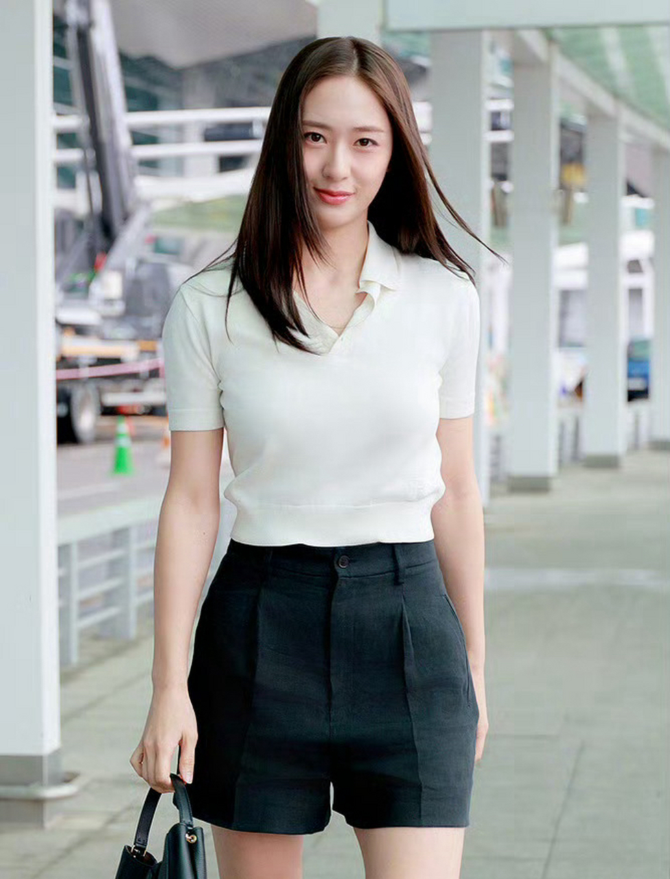 郑秀晶机场生图,她有种丝毫不费力气的美