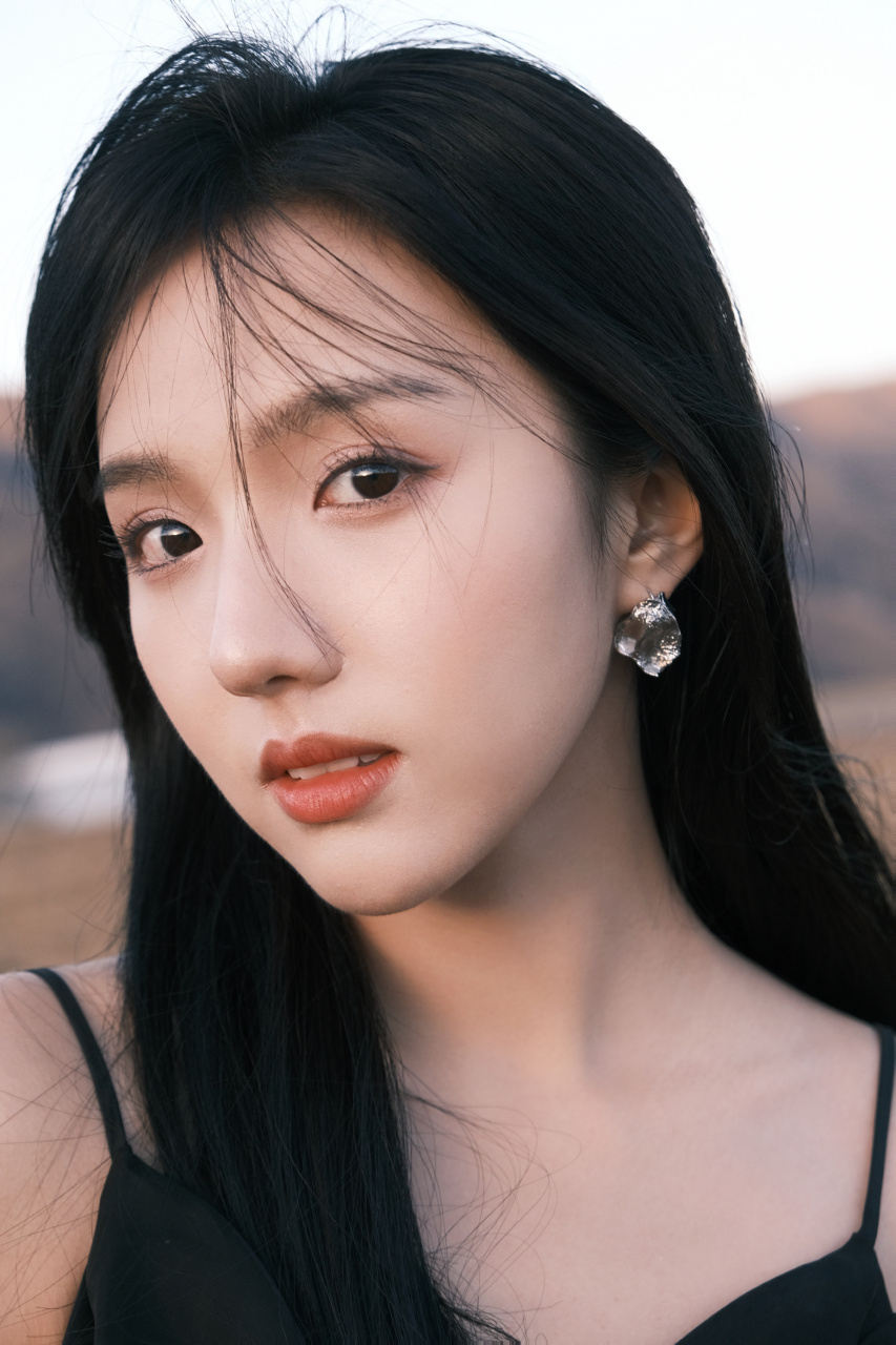 苏晓彤黑色吊带写真,如同夜晚的精灵.