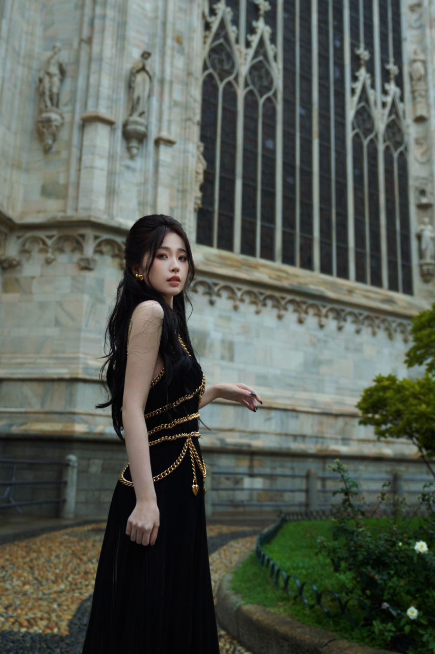 虞书欣的红毯之行,如同美丽的独舞,光彩动人.