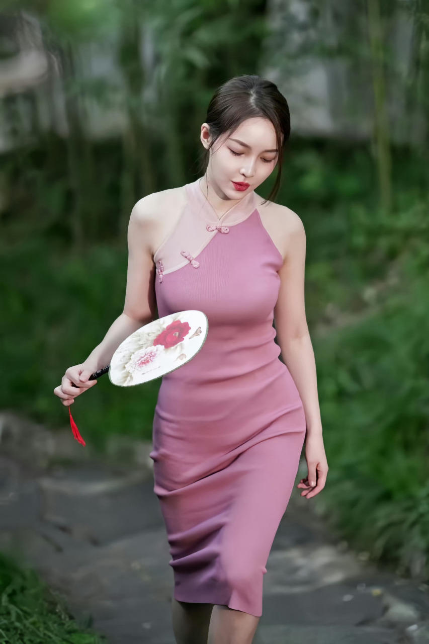 王钟瑶的旗袍泳装,如同夏日的花园,优美而迷人.