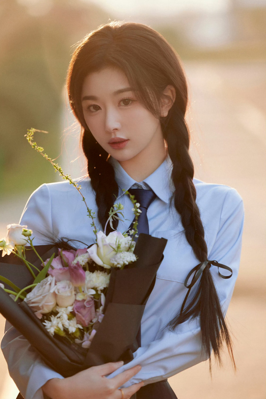 孔雪儿甜美的麻花辫姑娘,如同春日的花朵.