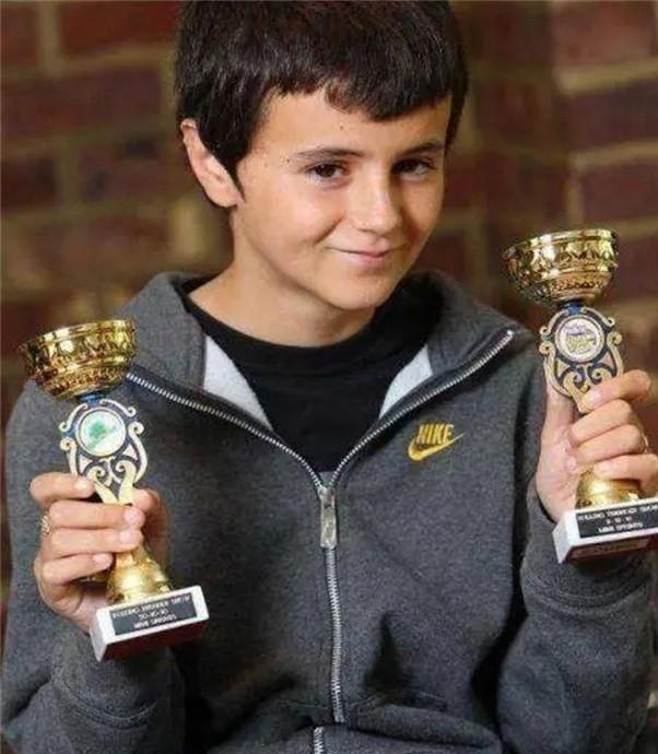 09年,英国13岁男孩"喜当父亲"!结果发现孩子竟有8个"爸爸"