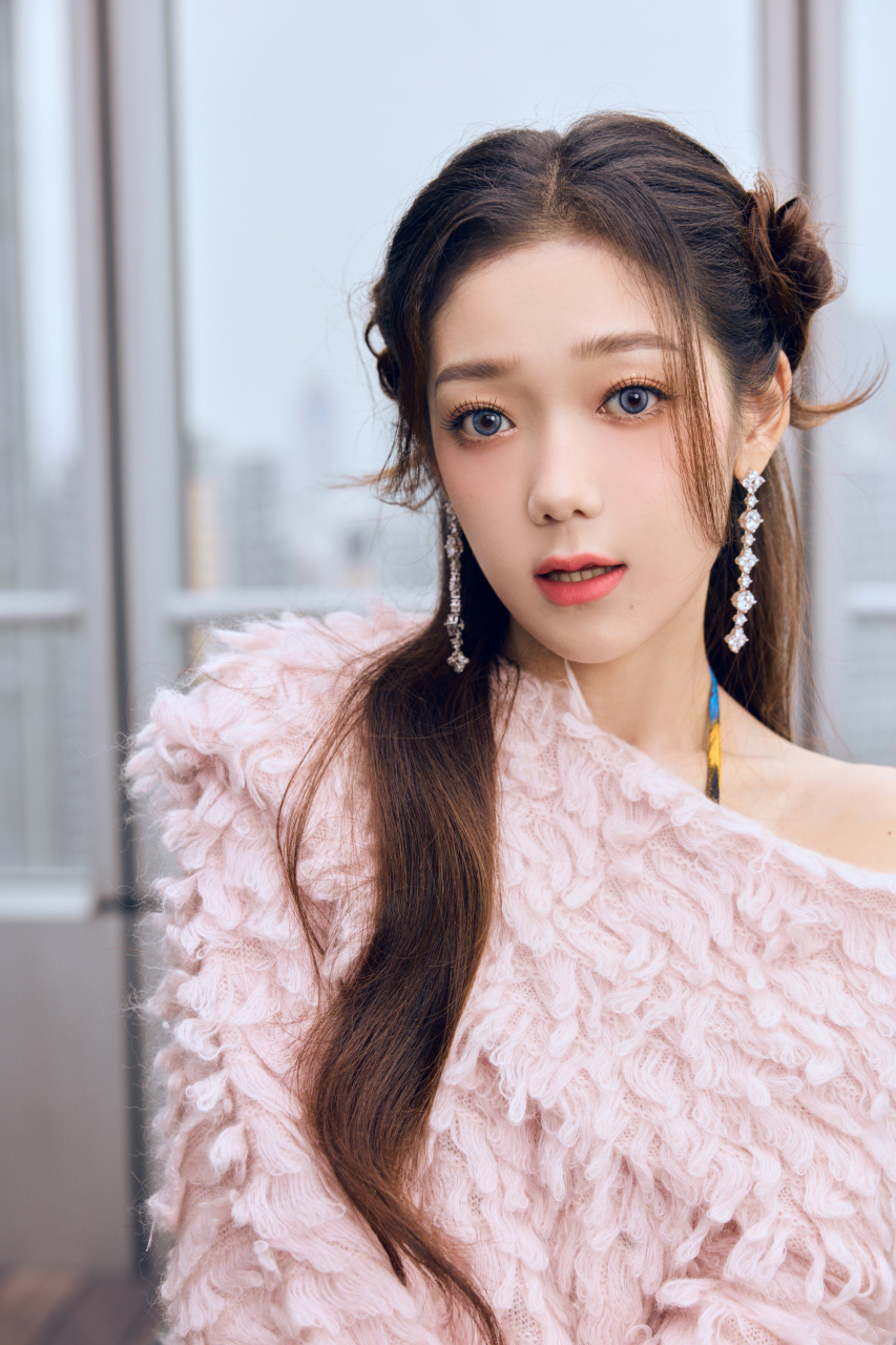 希林娜依高青春感满满的小姐姐,如同春日的花朵.