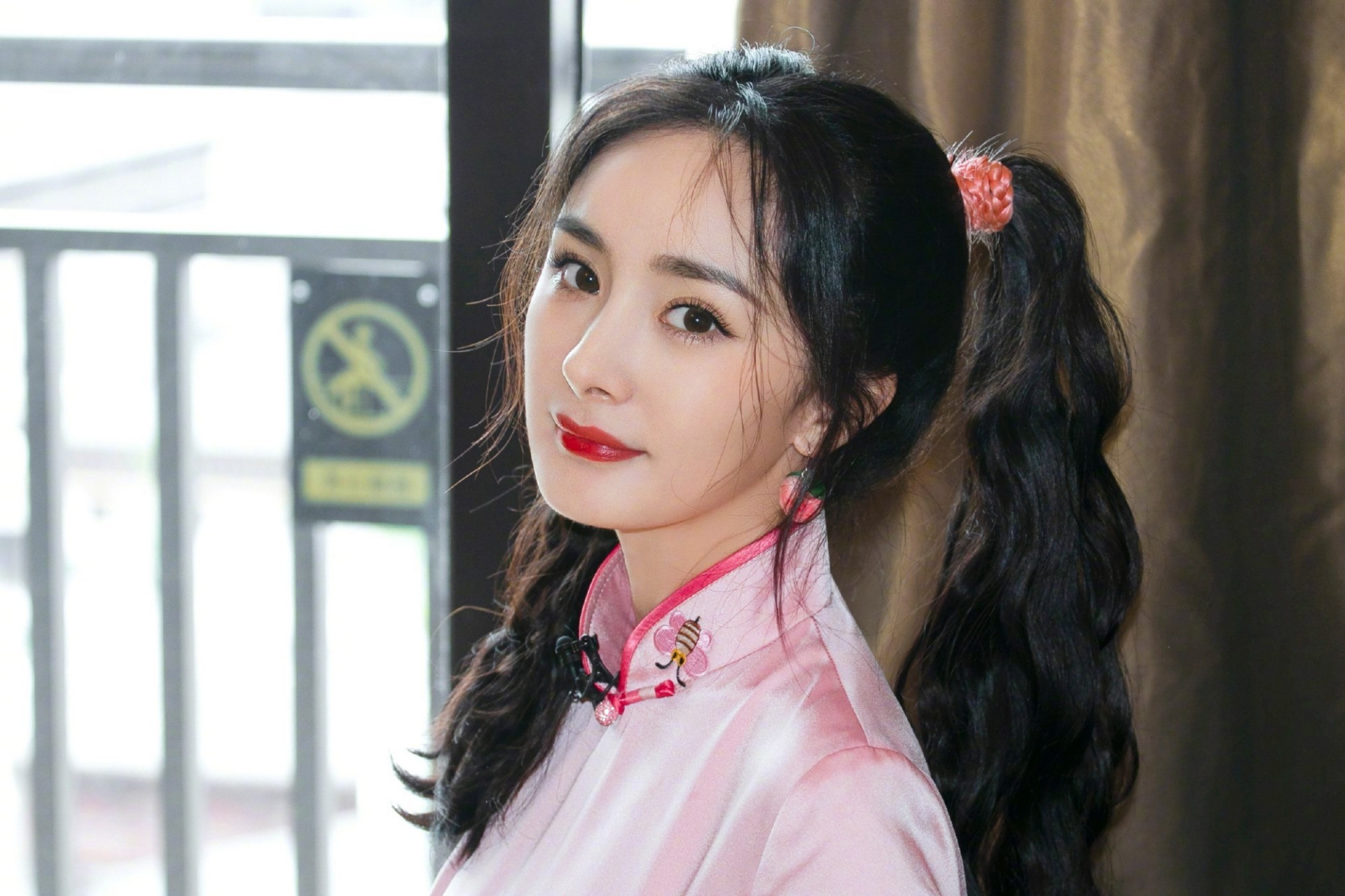 杨幂的粉色旗袍双马尾,如同画中的少女,又美又媚.