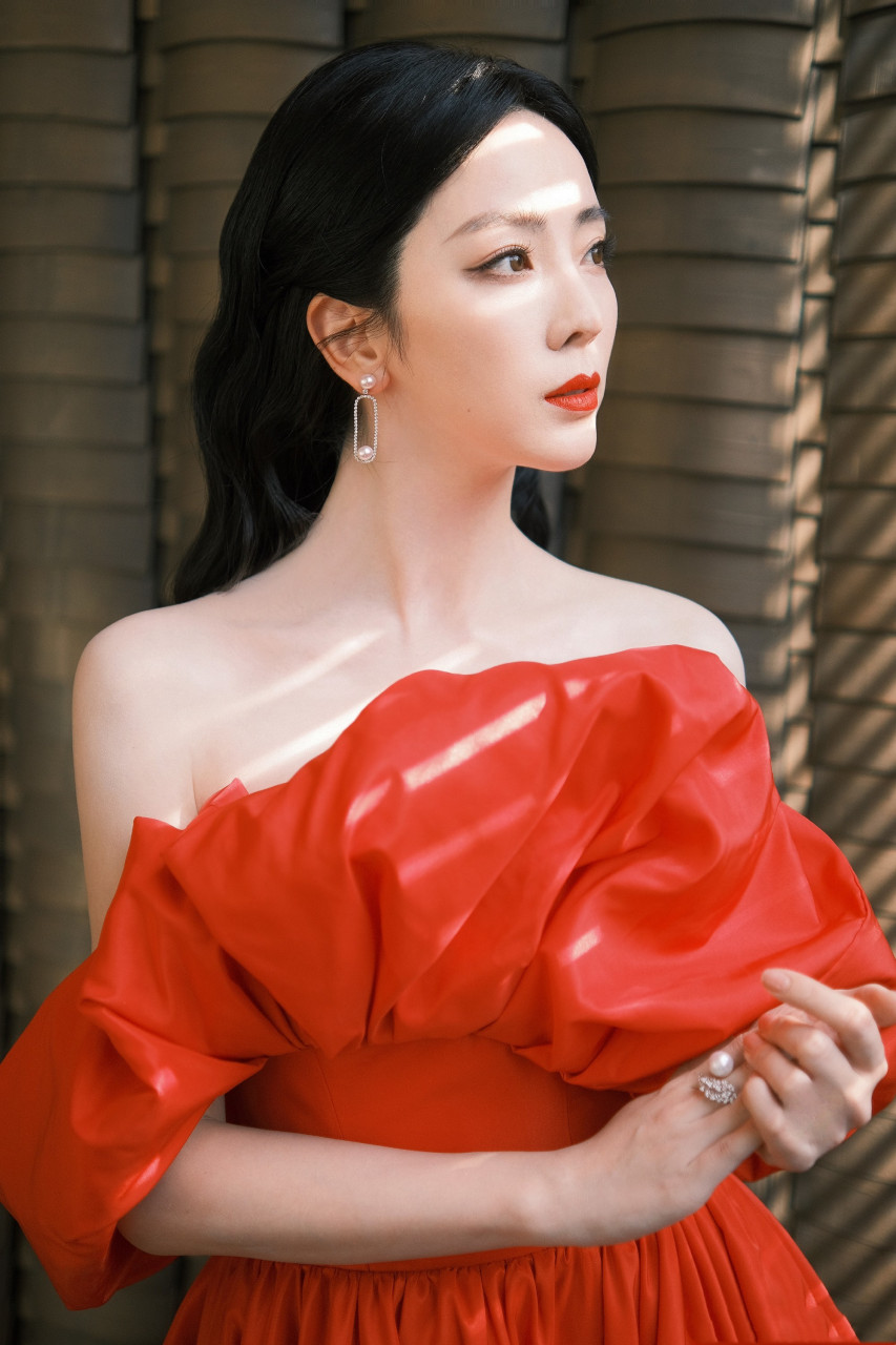 李思思红色长裙,大气优雅,如同秋日的夕阳.