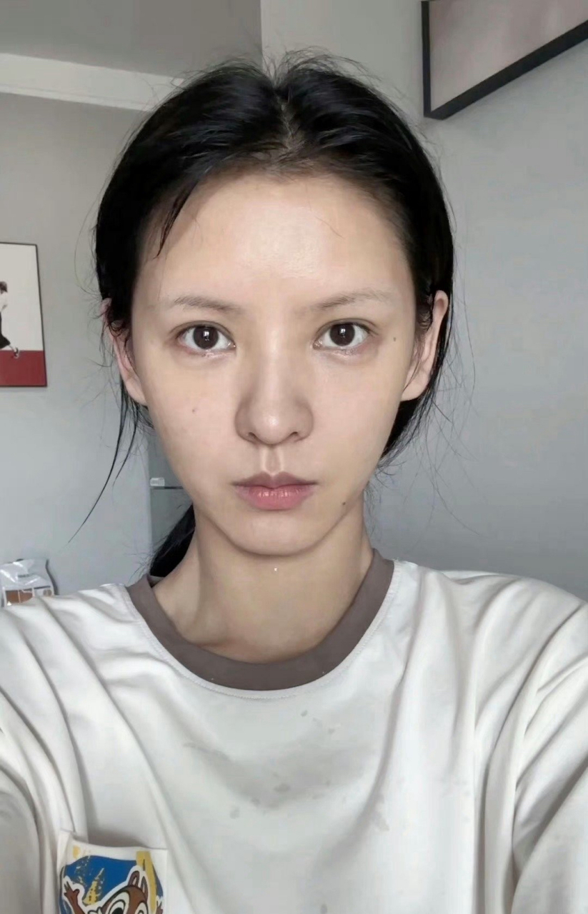 张予曦素颜挑战成功,好底子挡不住,皮肤虽微黄,依旧美得冒泡!