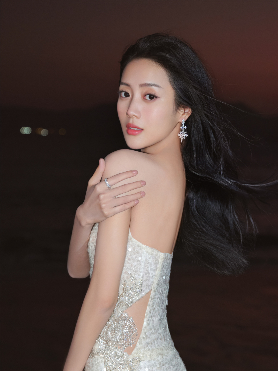 王梓薇造型大片,白色抹胸浪漫耀眼,如同春日的花园.