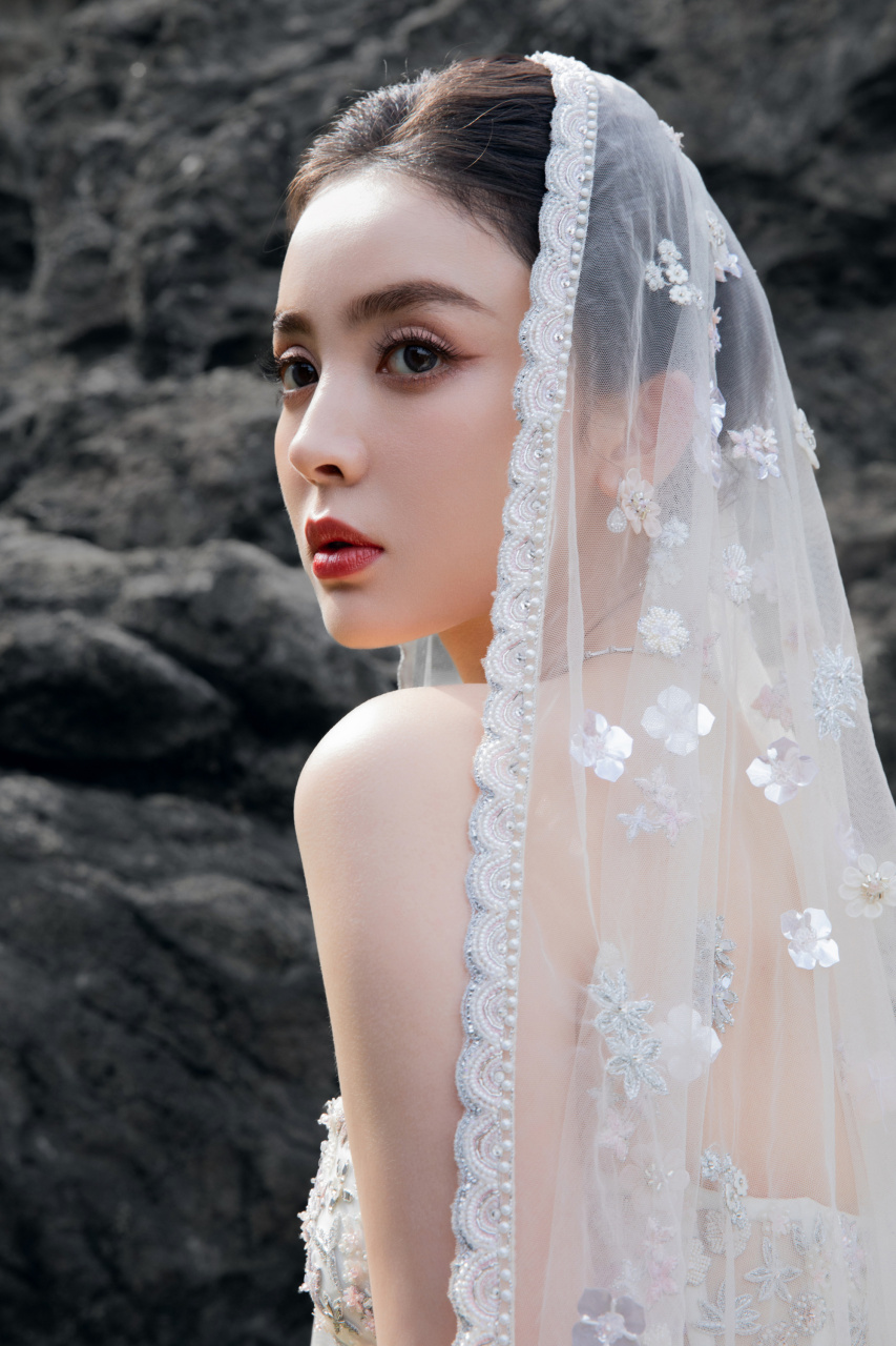 古力娜扎红毯婚纱大片,头纱造型绝美,如梦中的新娘.