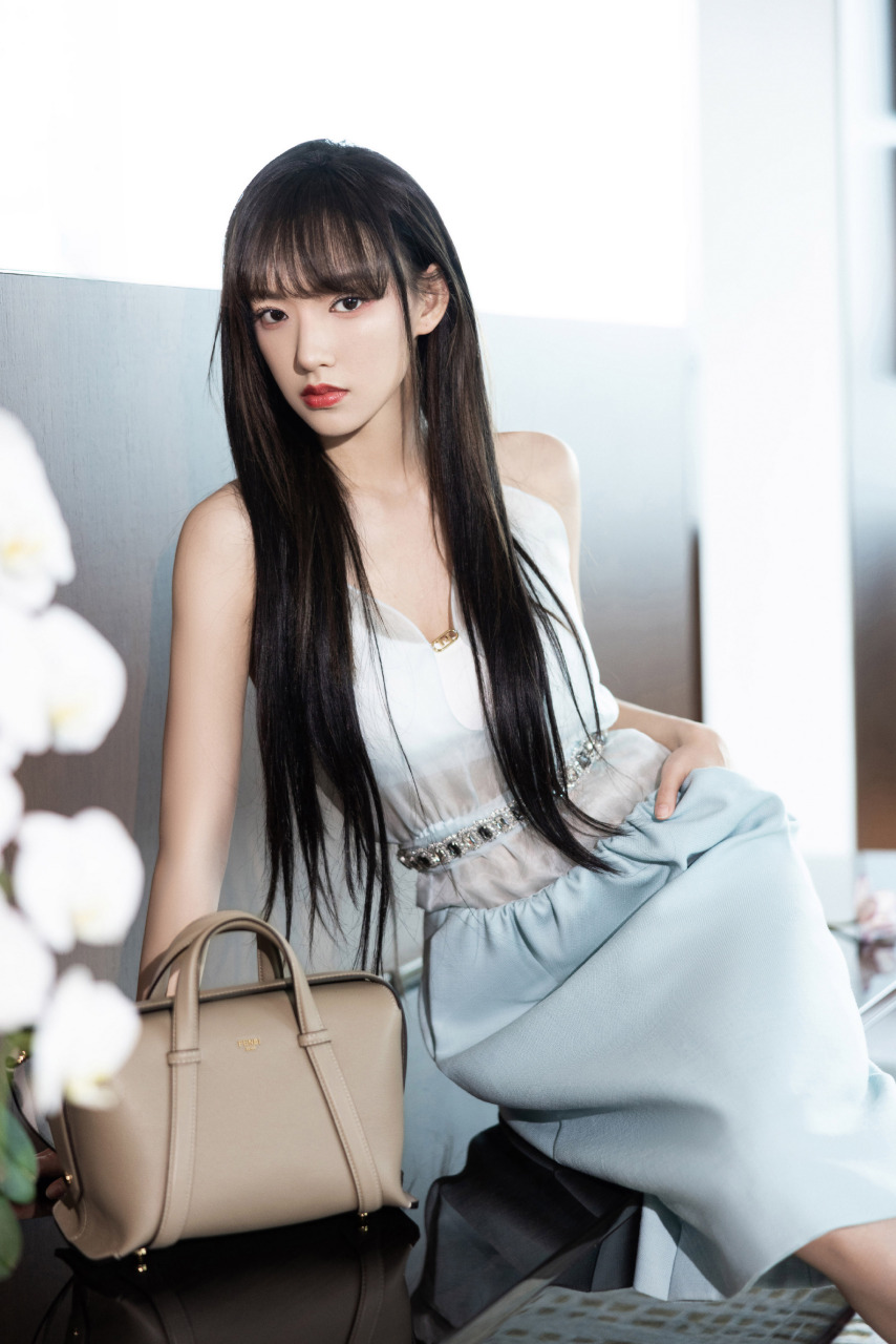 程潇长发写真,清新婉约,如同梦中的仙子.