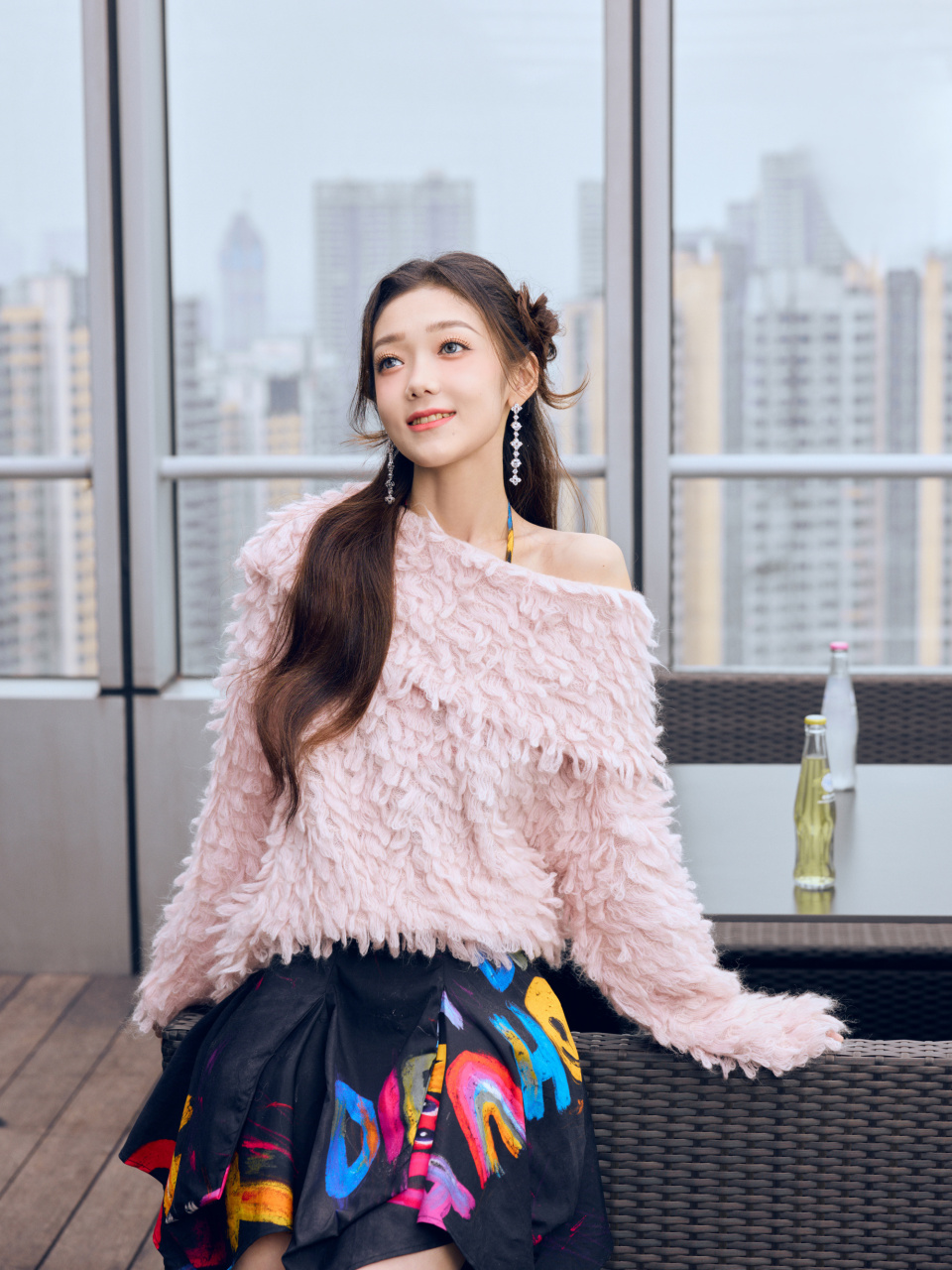 希林娜依高青春感满满的小姐姐,如同春日的花朵.