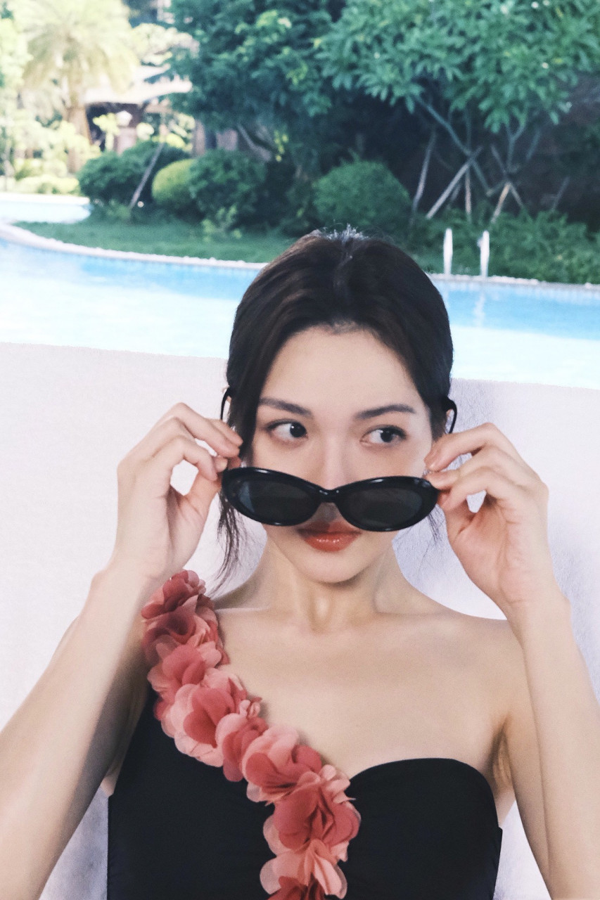 钟楚曦海边度假泳装照,如海风轻拂,带来一份自然的美丽.