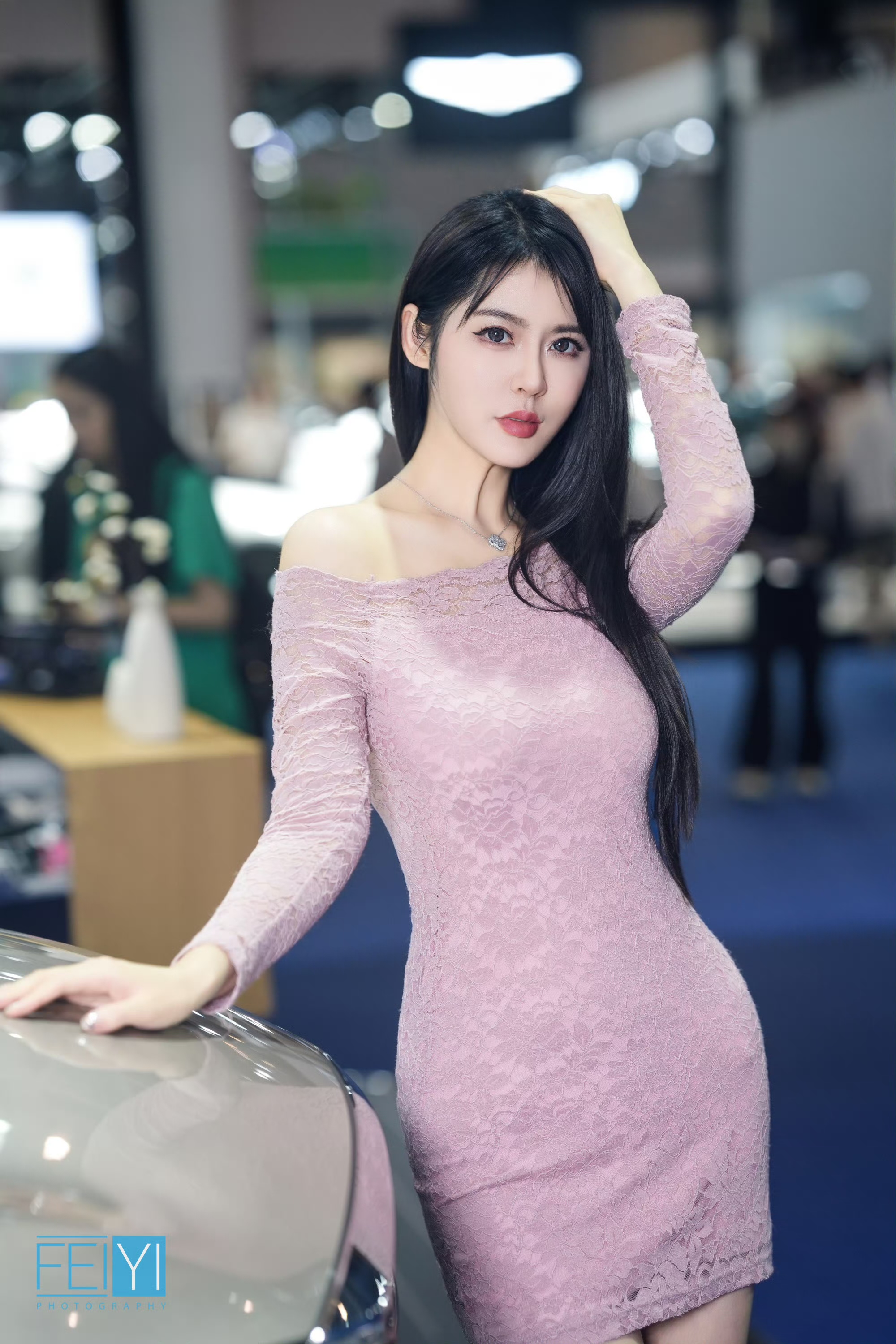 气质美女化身车模美女