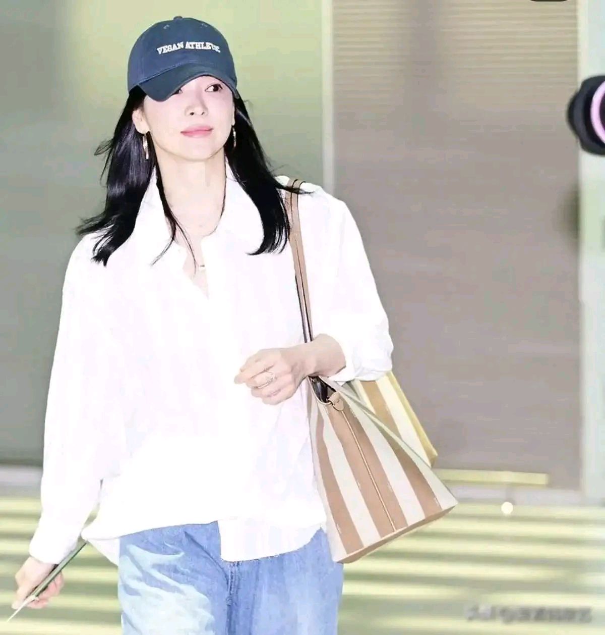 白衣白裤黑帽黑鞋 - 白衣服黑裤子白鞋配什么袜子 白衣白裤黑帽黑鞋 - 白衣服黑裤子白鞋配什么袜子（白衣服黑裤子白鞋子搭配好看吗） 行业资讯