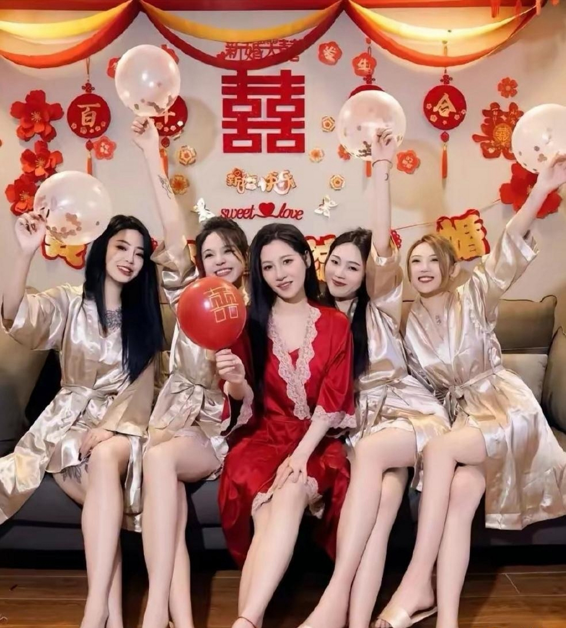 第一次见结婚穿睡袍,新娘也就算了,伴娘穿成这样想闹哪出?