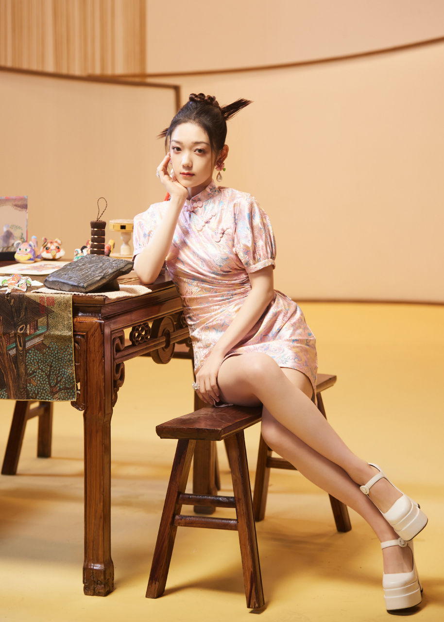 时尚写真精选:希林娜依高美腿聚焦,镜头下的绝对主角