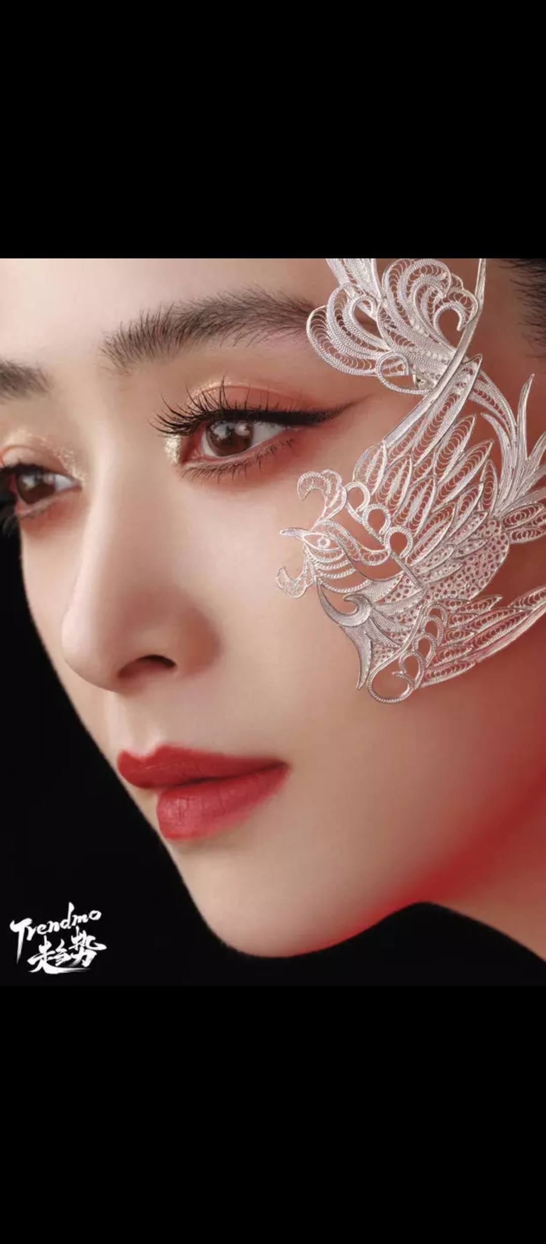 犀利的眉眼,精致的侧颜与眼妆,白皙肌肤,完美演绎秋色之美