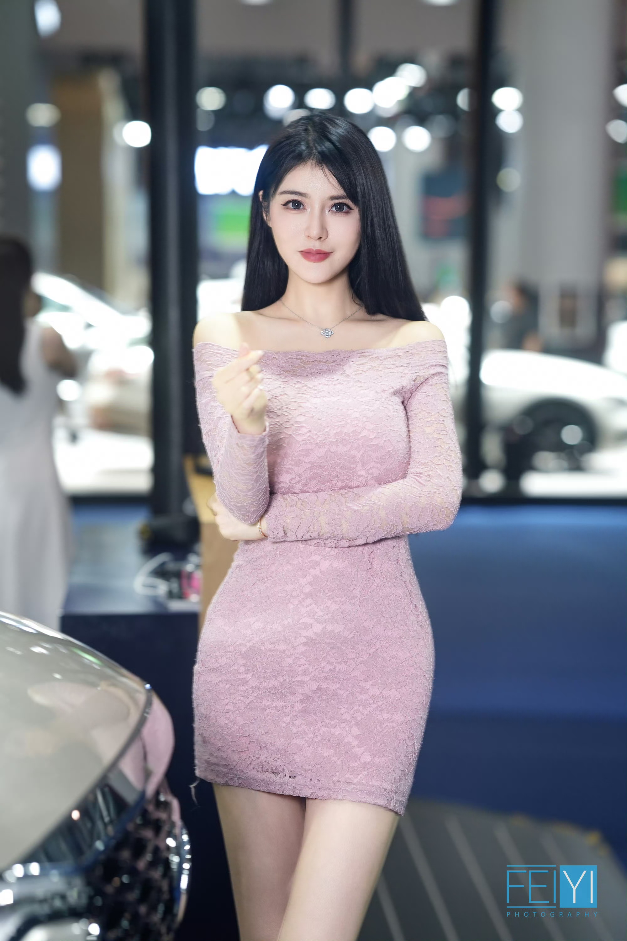 气质美女化身车模美女