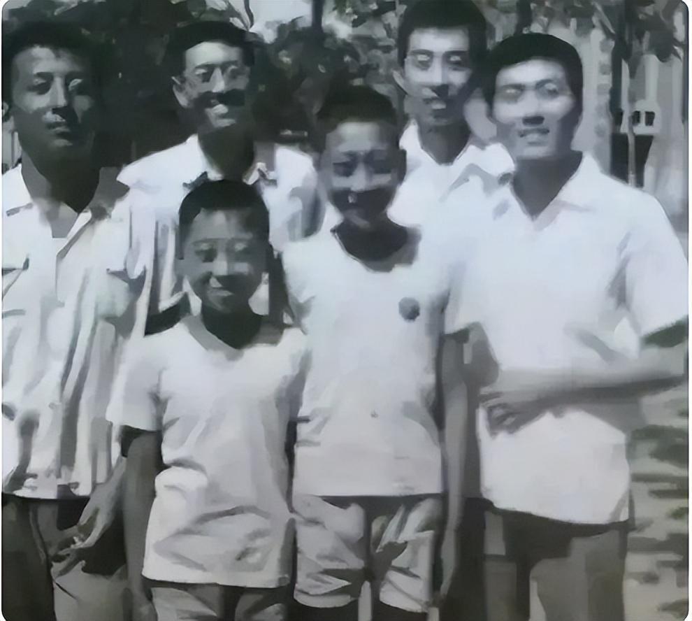 回顾冯巩:与初恋妻子爱40年生一子,连续33次上春晚全是她的功劳