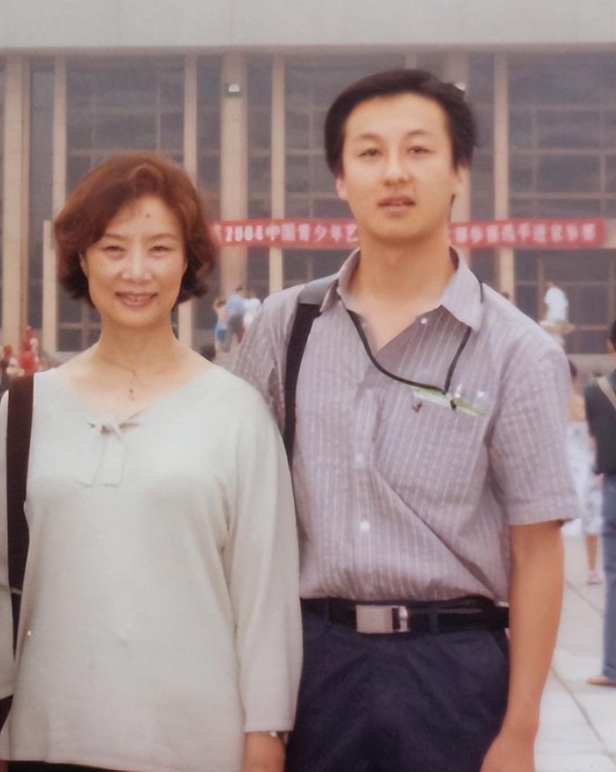 回顾吕中:23岁嫁人,与丈夫恩爱53年难舍难分,儿女是她的骄傲