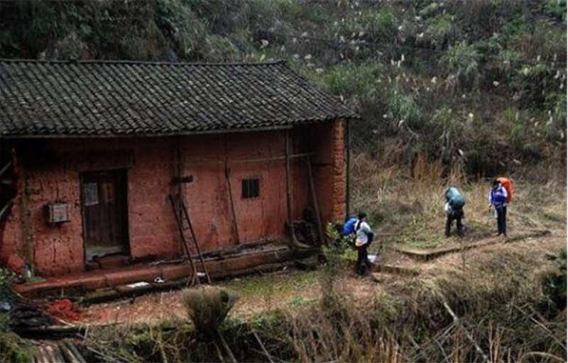 这天,6岁的刘国江玩耍淘气,不小心摔了一跤,磕断了刚长出来的门牙.