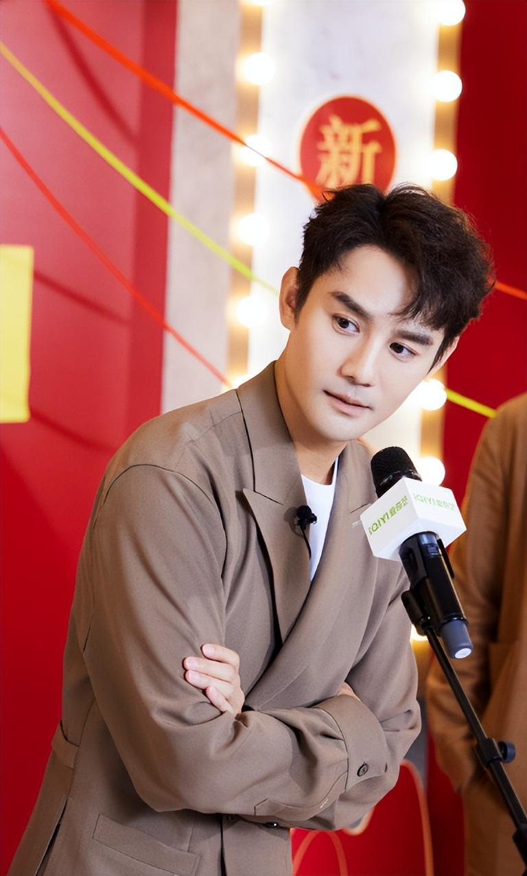 一手捧红靳东和王凯,自己却坚持跑龙套,王凯领奖舞台竟下跪感恩