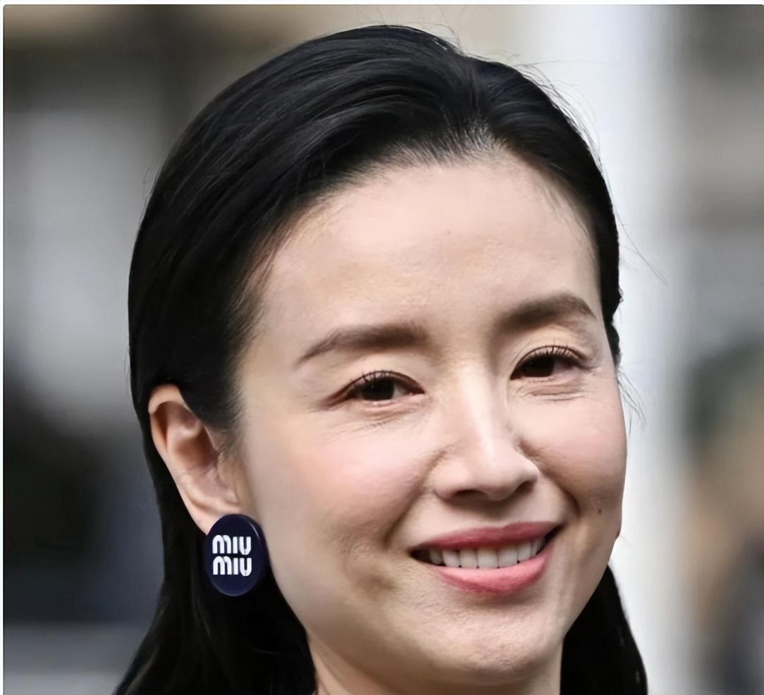 "不老女神"都是假的!离开化妆和精修后,中老女星跟人