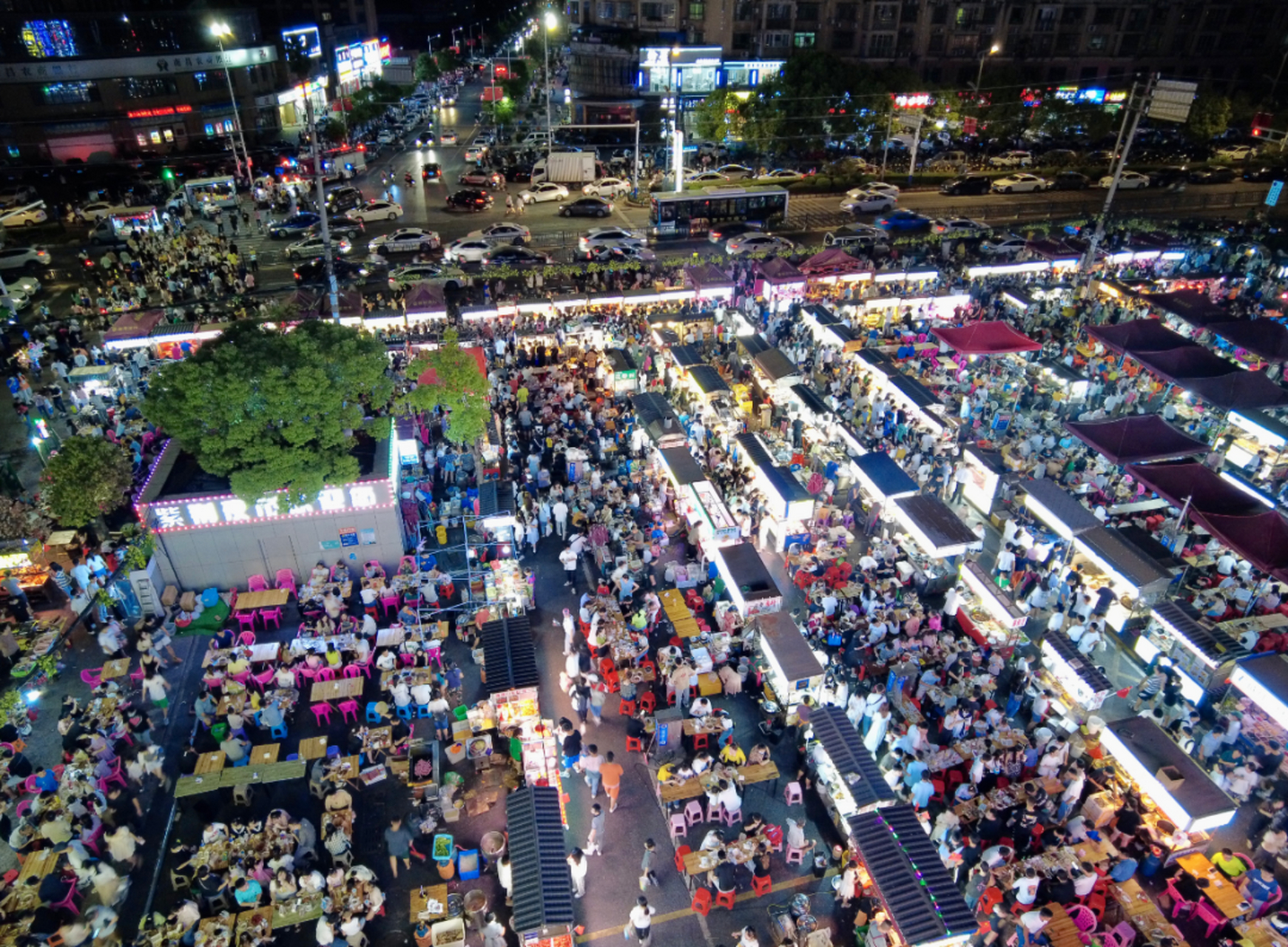 南昌紫荆夜市:这里整齐划一的摊位沿着道路两旁排开,肉夹馍,烧烤