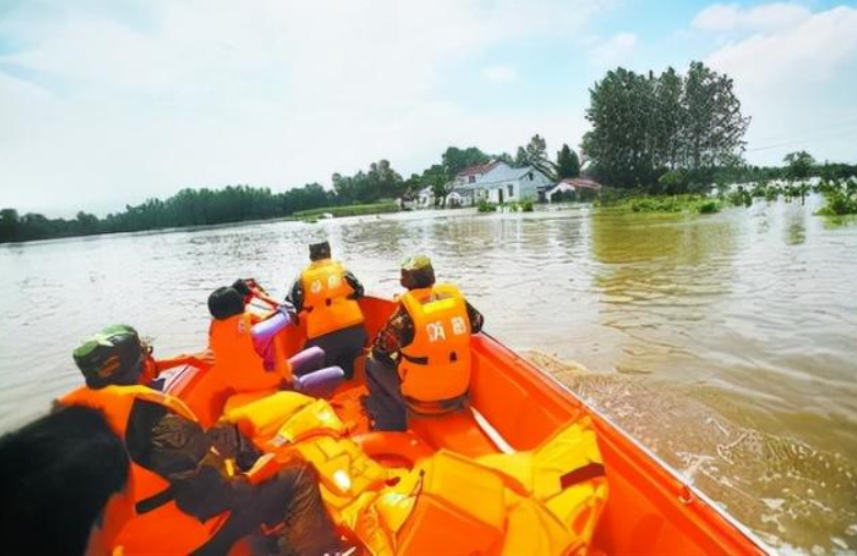 其中,武警部队总共派出了3000多名战士,前往一线救灾,武警总队助