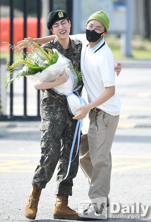 bts大哥jin退伍现场照,队长rm吹萨克斯风迎接,成员们相互拥抱!