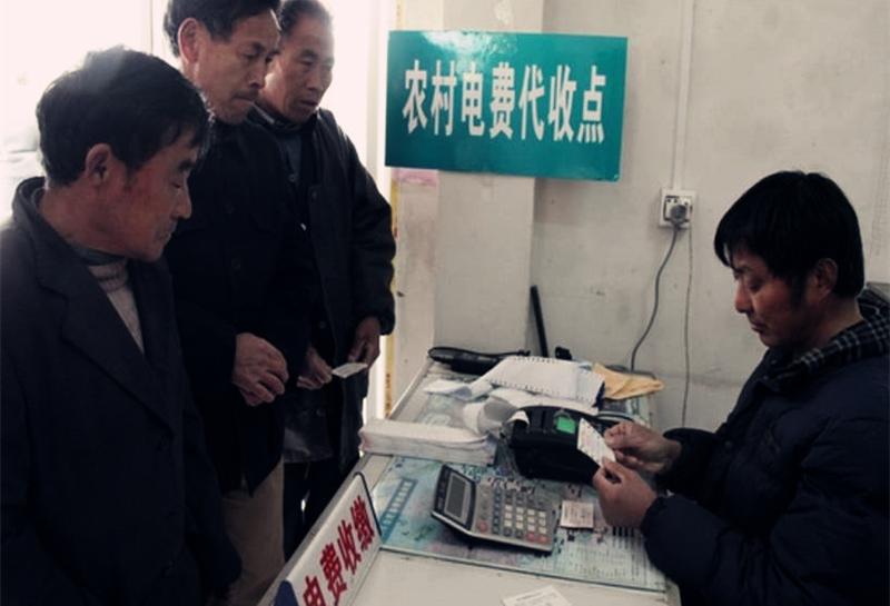 回顾:72岁老汉独自操办后事,穿寿衣,拍遗像,在棺材前喝下农药