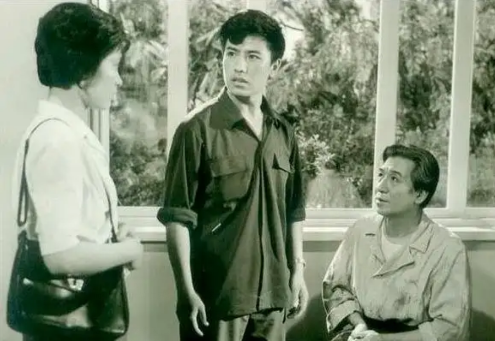 1975年,22岁岁的陈国军在演员王修才的推荐下,成为了长春电影制片厂的