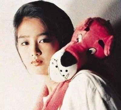 回顾朱丽倩:刘德华的头号粉丝,打败无数女星的她有什么独特之处