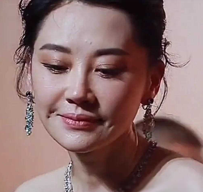 越老越欲?其实高清镜头下的许晴并不年轻,皮肤坑坑洼洼