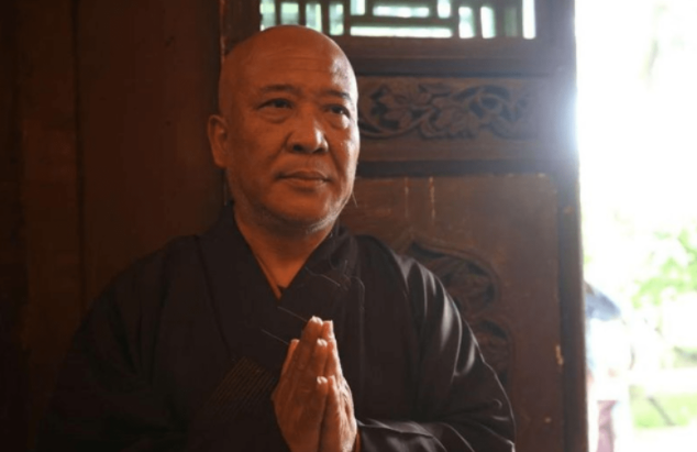 2011年,中国53岁画家娶21岁非洲女学生,得2子后为何出家?