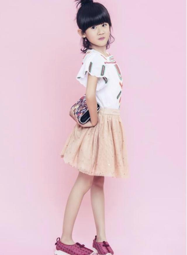 陆毅15岁女儿初中毕业:一双「漫画腿」抢眼,一家四口全是高颜值