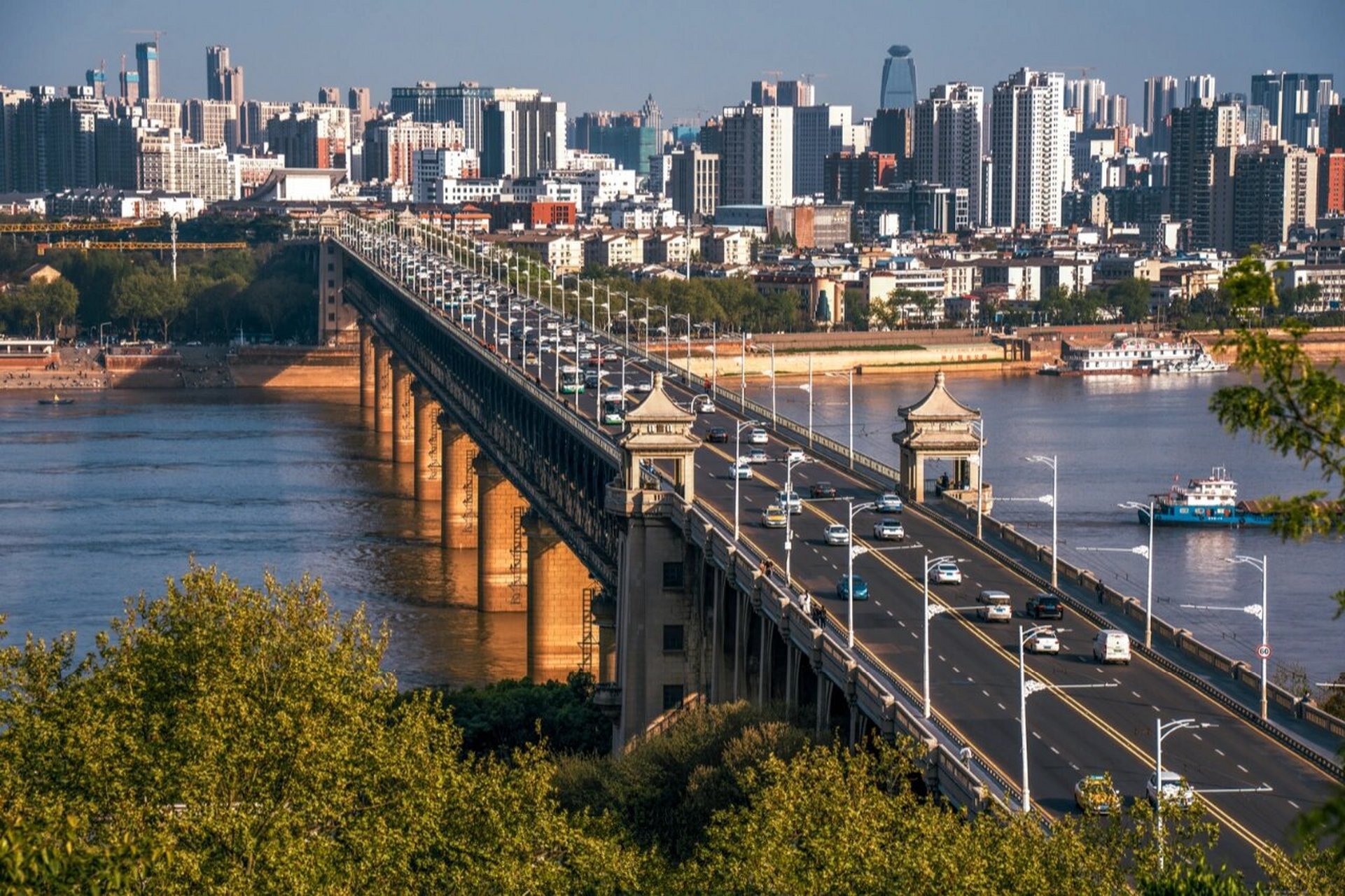 武汉,这座古老而又充满活力的城市,因其独特的地理位置和深厚的历史