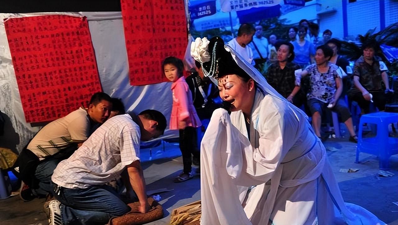 回顾河南5旬哭灵人日挣700元,一年哭70多场磕头上万次,被人嫌弃