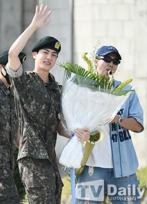 bts大哥jin退伍现场照,队长rm吹萨克斯风迎接,成员们相互拥抱!