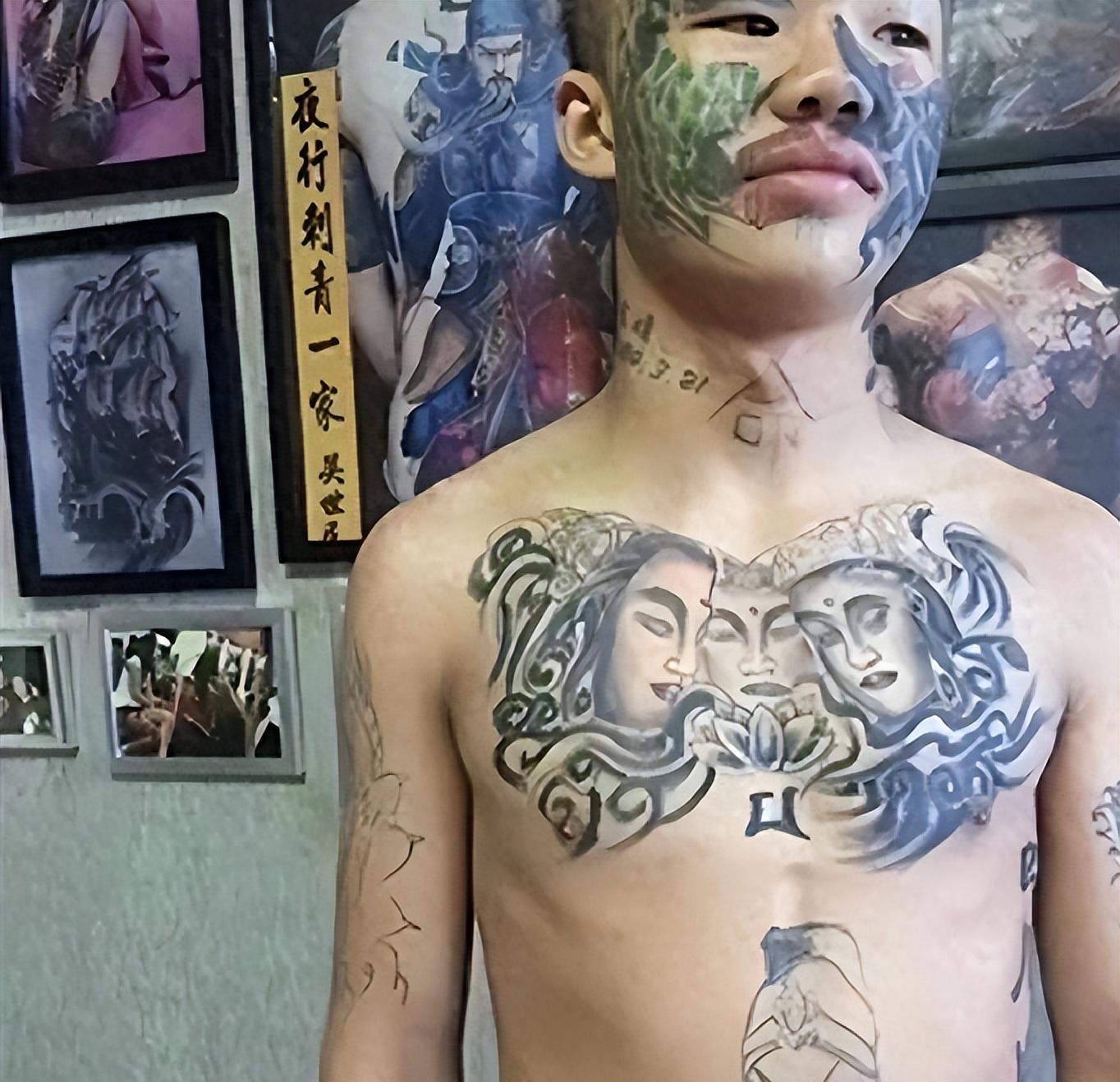 和很多的叛逆少年一样,夏朝勇生活在一个并不健康的家庭里,父亲具有