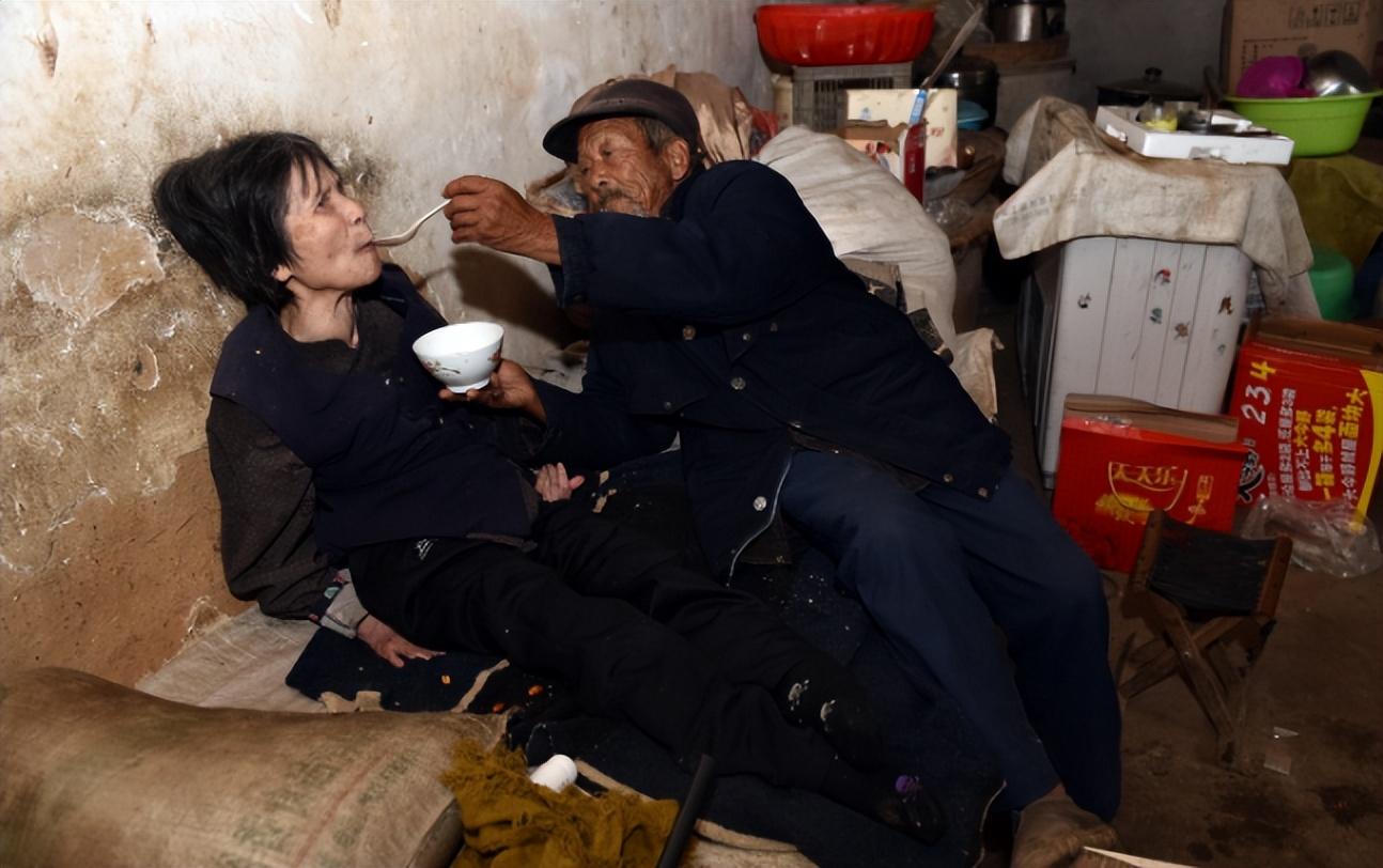 又是一个大晴天,屋外艳阳高照,屋内的陈淑美心里却闷闷的.