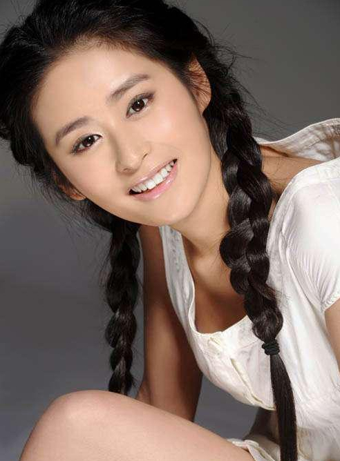 1988年,颖儿出生在湖南一个普通家庭,原名刘颖