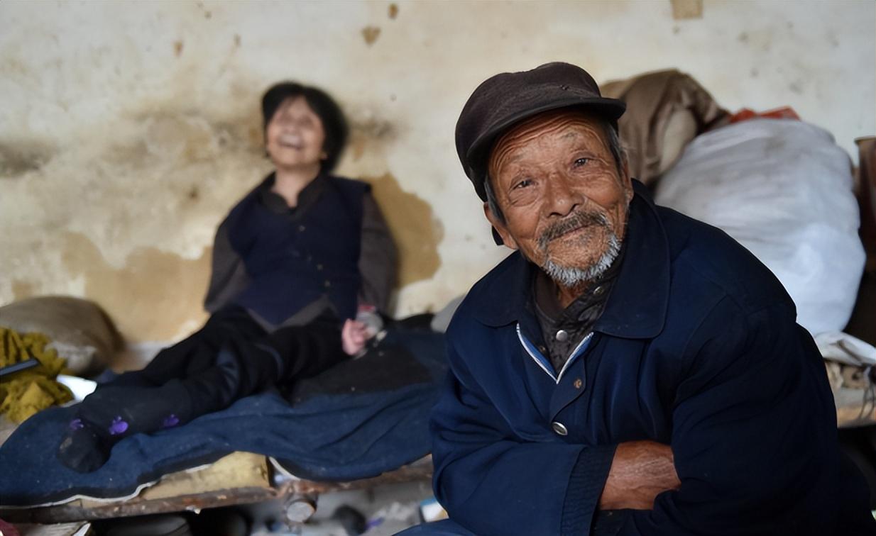 又是一个大晴天,屋外艳阳高照,屋内的陈淑美心里却闷闷的.