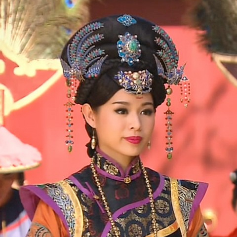 的确,她做到了,胡杏儿凭借后宫题材台庆剧《万凰之王》皇后一角,获得